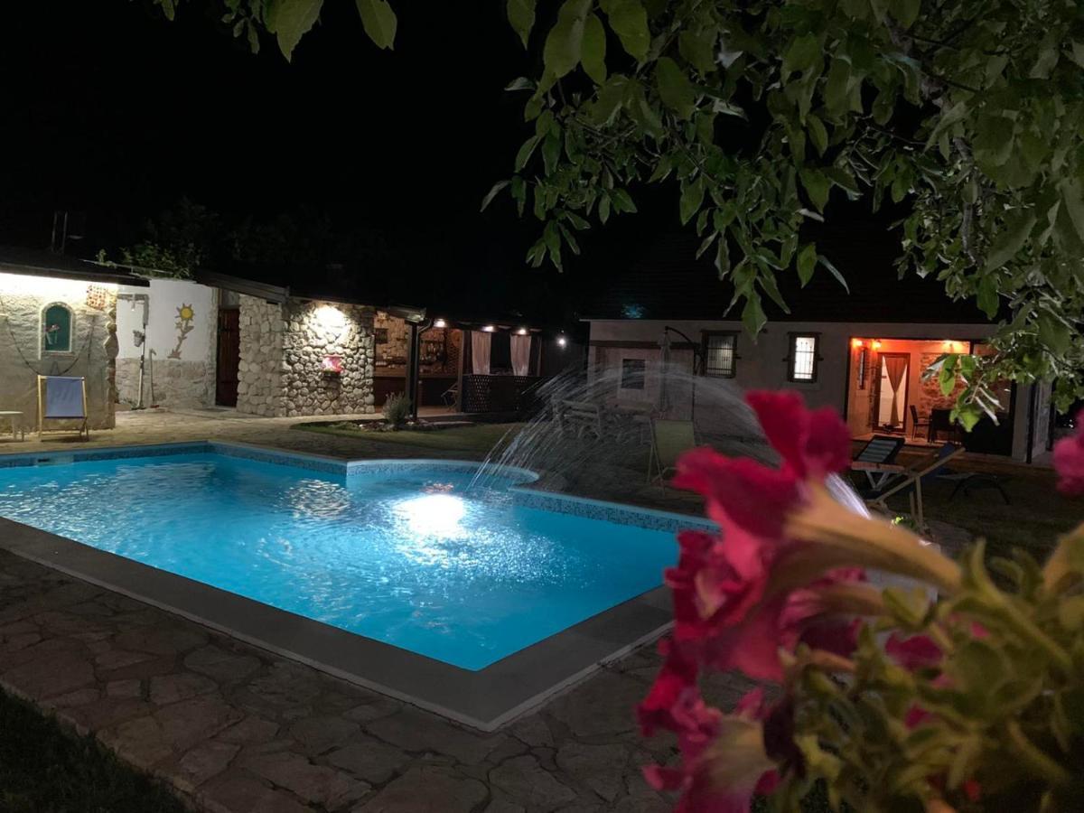 Silent Village Villa With Swimming Pool โมสตาร์ ภายนอก รูปภาพ